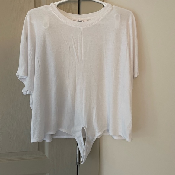 Cropped Toe Front Athletic Top - Picture 2 of 2